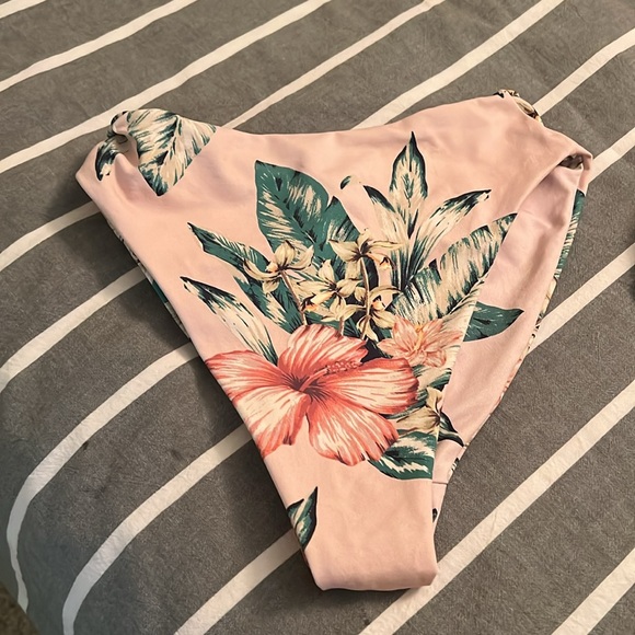 Montce bikini set large top, small bottoms - Picture 5 of 9